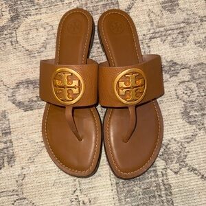 TORY BURCH BENTON BAND CALF LEATHER FLAT THONG SANDALS IN TAN, brand new, size 9